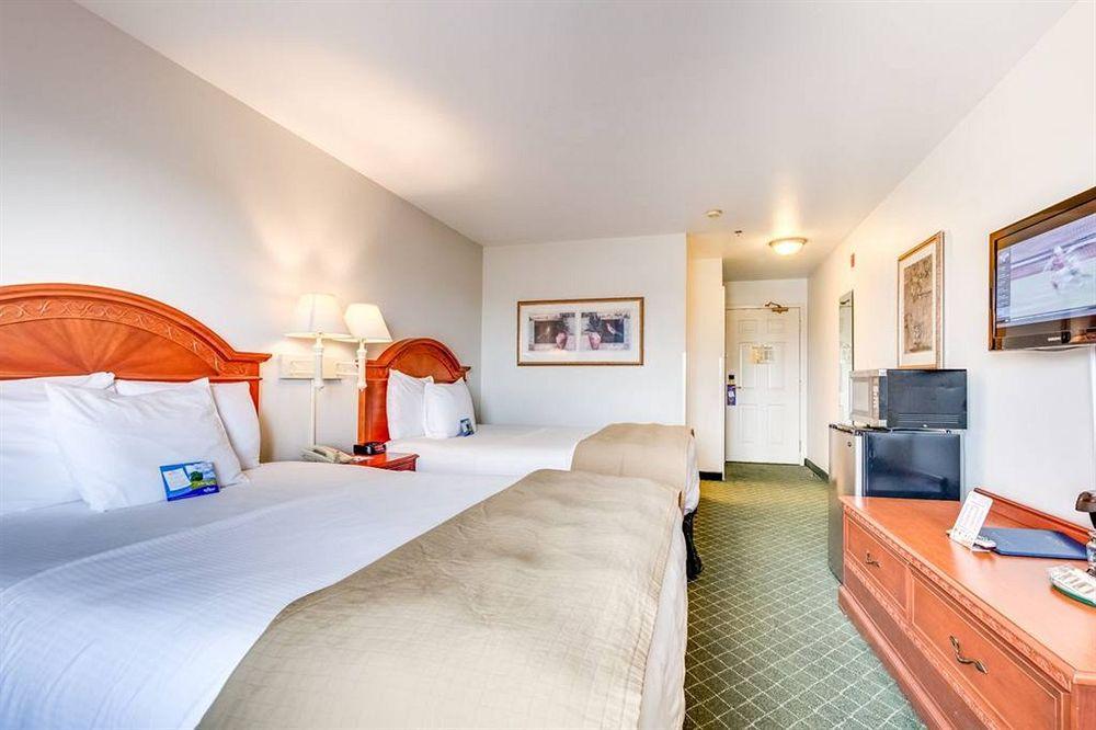 Baymont Inn & Suites By Wyndham Bellingham Exterior photo